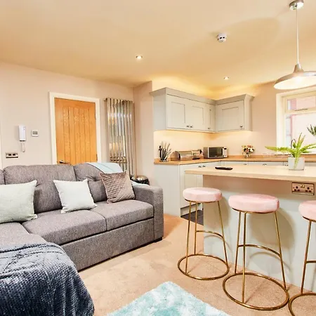 Remarkable Central Gems Of - Sleeps 18! Apartment Harrogate