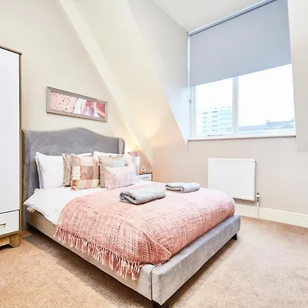 Apartment Remarkable Gems Of - Sleeps 18!