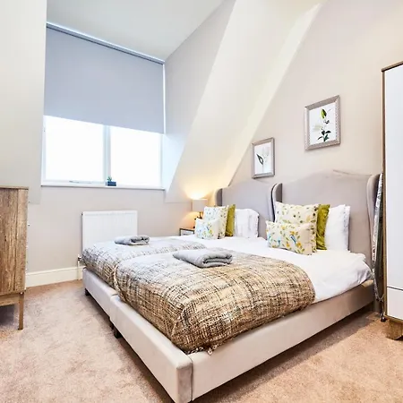Remarkable Central Gems Of - Sleeps 18! Apartment *