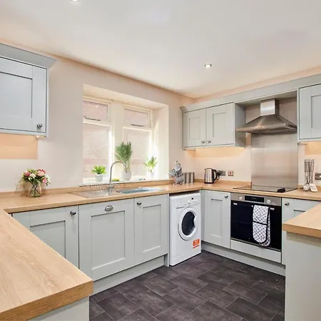 Remarkable Central Gems Of - Sleeps 18! Apartment