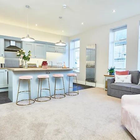 Remarkable Central Gems Of - Sleeps 18! Harrogate