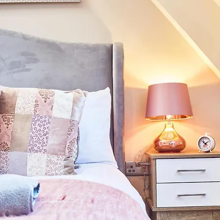 Apartment Remarkable Central Gems Of - Sleeps 18!