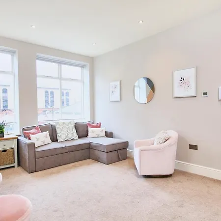 Remarkable Central Gems Of - Sleeps 18! Apartment