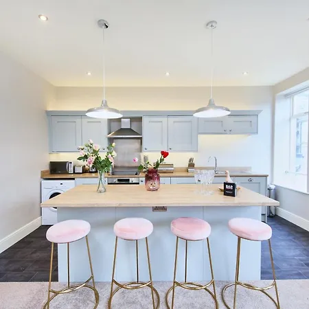 Remarkable Central Gems Of - Sleeps 18! Apartment Harrogate