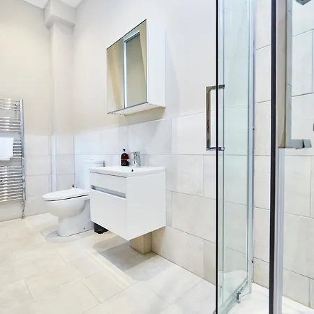 Remarkable Central Gems Of - Sleeps 18! Apartment *